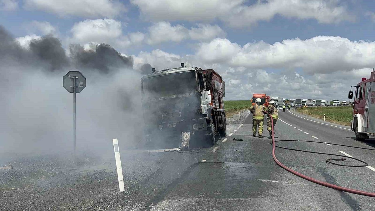 Arnavutköy’de yol bakım aracı alev alev yandı: Ortalık kara dumanla kaplandı