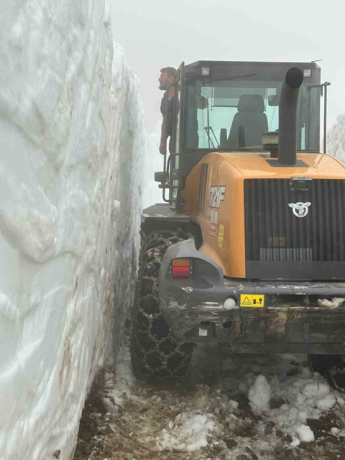 Artvin’de yayla yollarında karla mücadele Temmuz ayında da devam ediyor