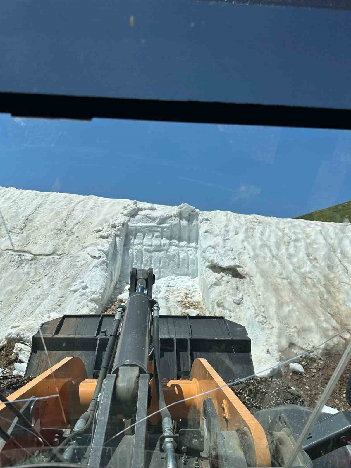 Artvin’de yayla yollarında karla mücadele Temmuz ayında da devam ediyor