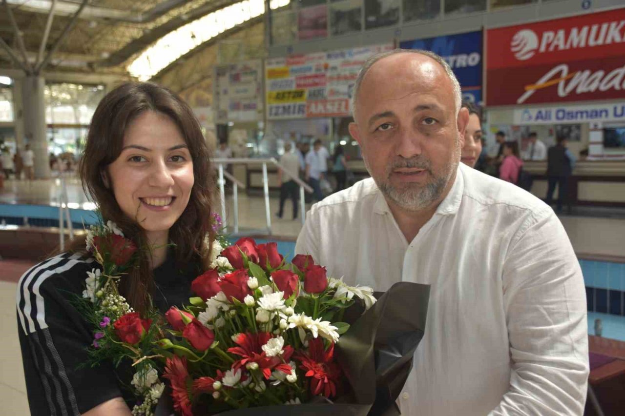 Meryem Betül Çavdar ve Kübra Kocakuş çiçeklerle karşılandı