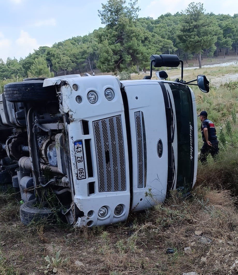 Freni boşalarak devrilen kamyonun sürücü hayatını kaybetti