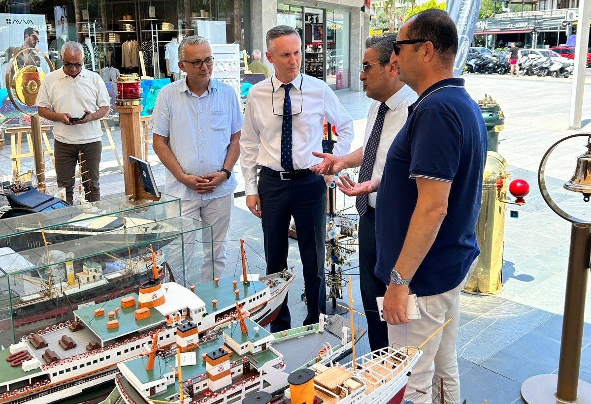 Kuşadası’nda düzenlenen etkinlikte Su Üstünde’nin standı yoğun ilgi gördü