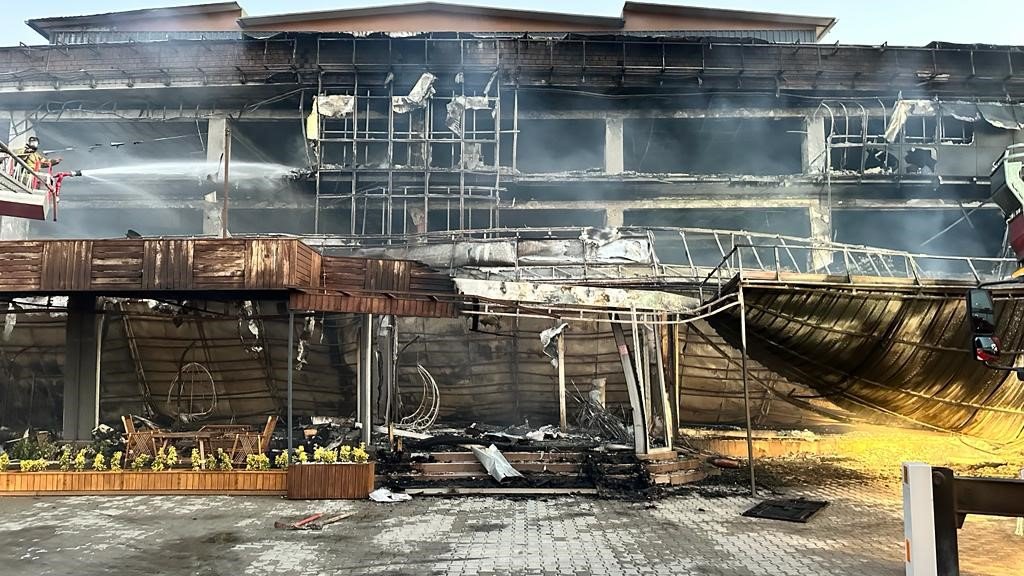 Burhaniye’de mobilya mağazası yandı