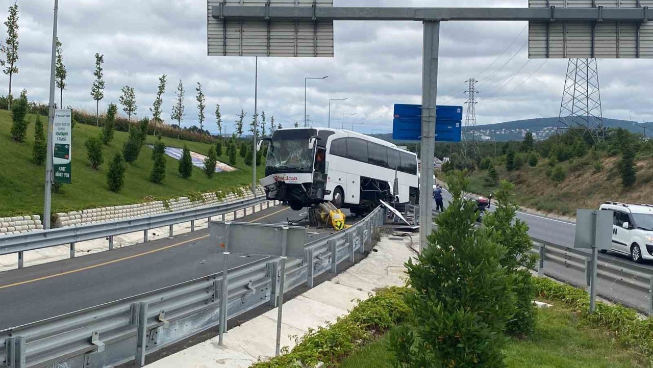 Ümraniye’de yolcu otobüsü refüje çıktı: 1 yaralı