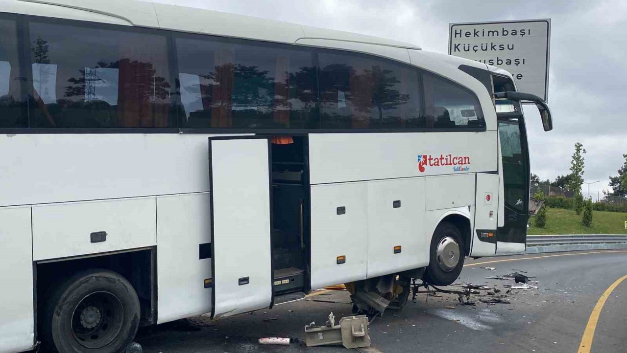 Ümraniye’de yolcu otobüsü refüje çıktı: 1 yaralı
