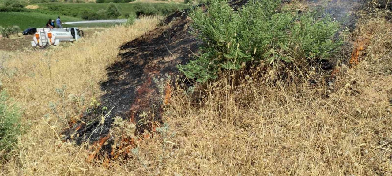 100 dönümlük otluk alanda çıkan yangın, yerleşik alana ulaşmadan söndürüldü