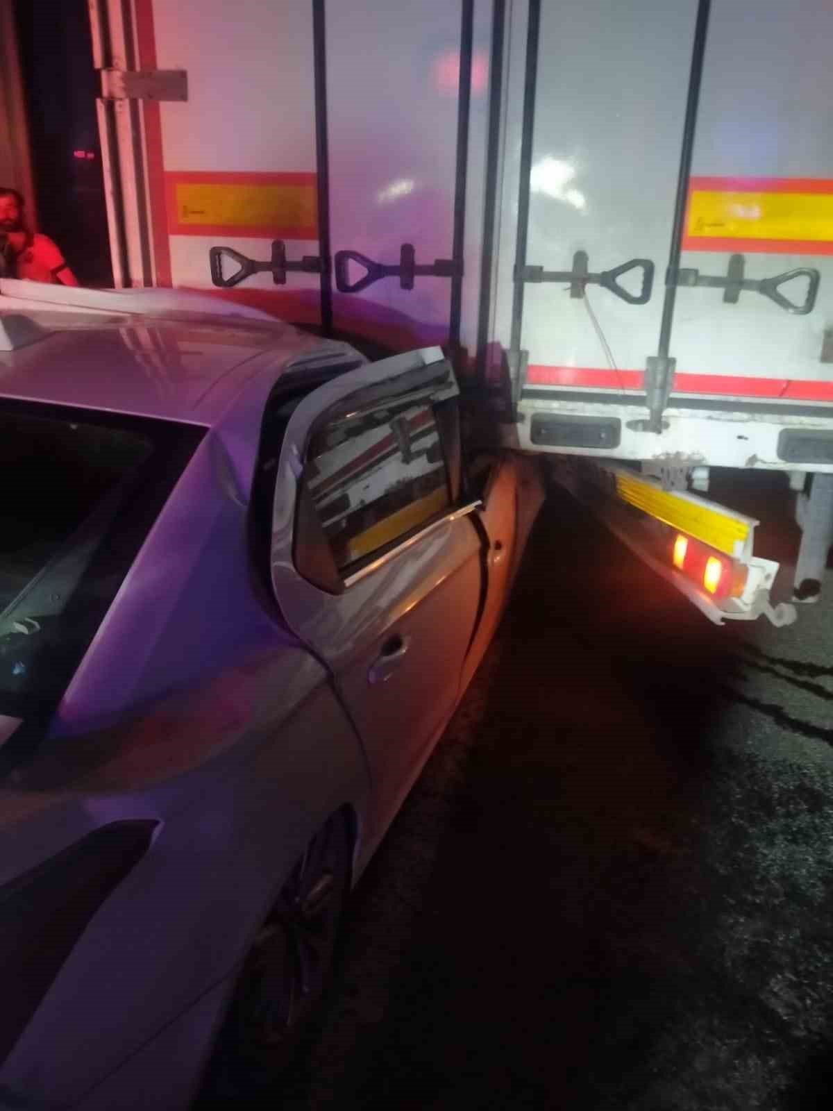 Bilecik’te tırın altına giren otomobilde bulunan 2 kişi ağır yaralandı