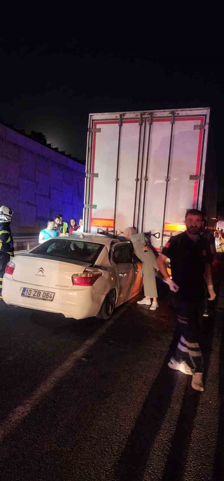 Bilecik’te tırın altına giren otomobilde bulunan 2 kişi ağır yaralandı