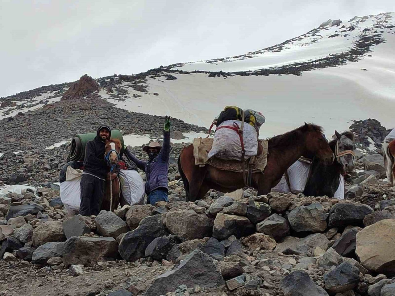 Yabancı turistler Ağrı Dağı zirvesinde