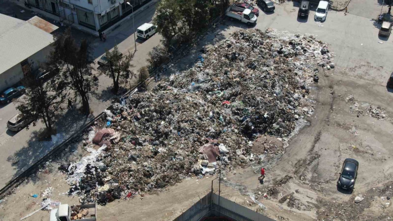 İzmir’in göbeğinde esnafı bezdiren çöp dağları: "Mikrop kapıp hasta olacağız"