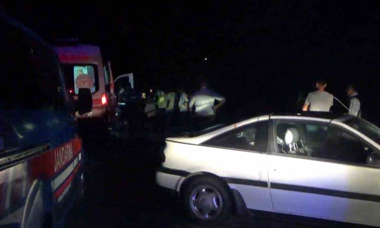 Bayramiç’te iki otomobil kafa kafaya çarpıştı: 5 yaralı