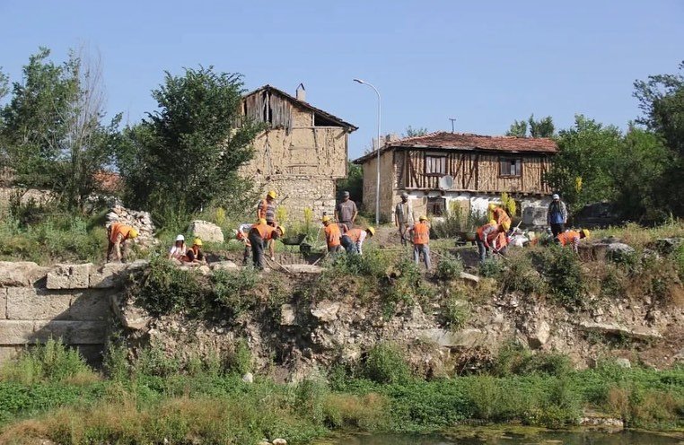 Vali Ali Çelik: "Çavdarhisar Aizanoi Antik Kentinde kazılar başladı"