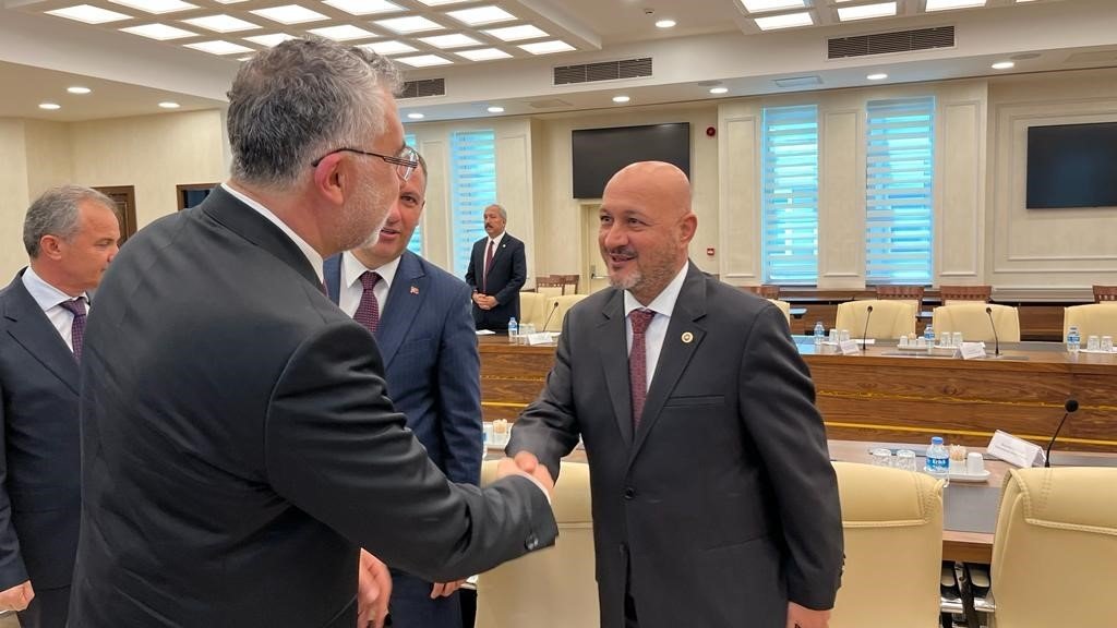 Deprem bölgesinin milletvekilleri Bakan Işıkhan ile bir araya geldi