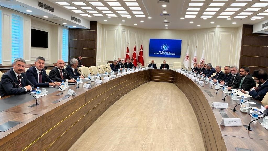 Deprem bölgesinin milletvekilleri Bakan Işıkhan ile bir araya geldi