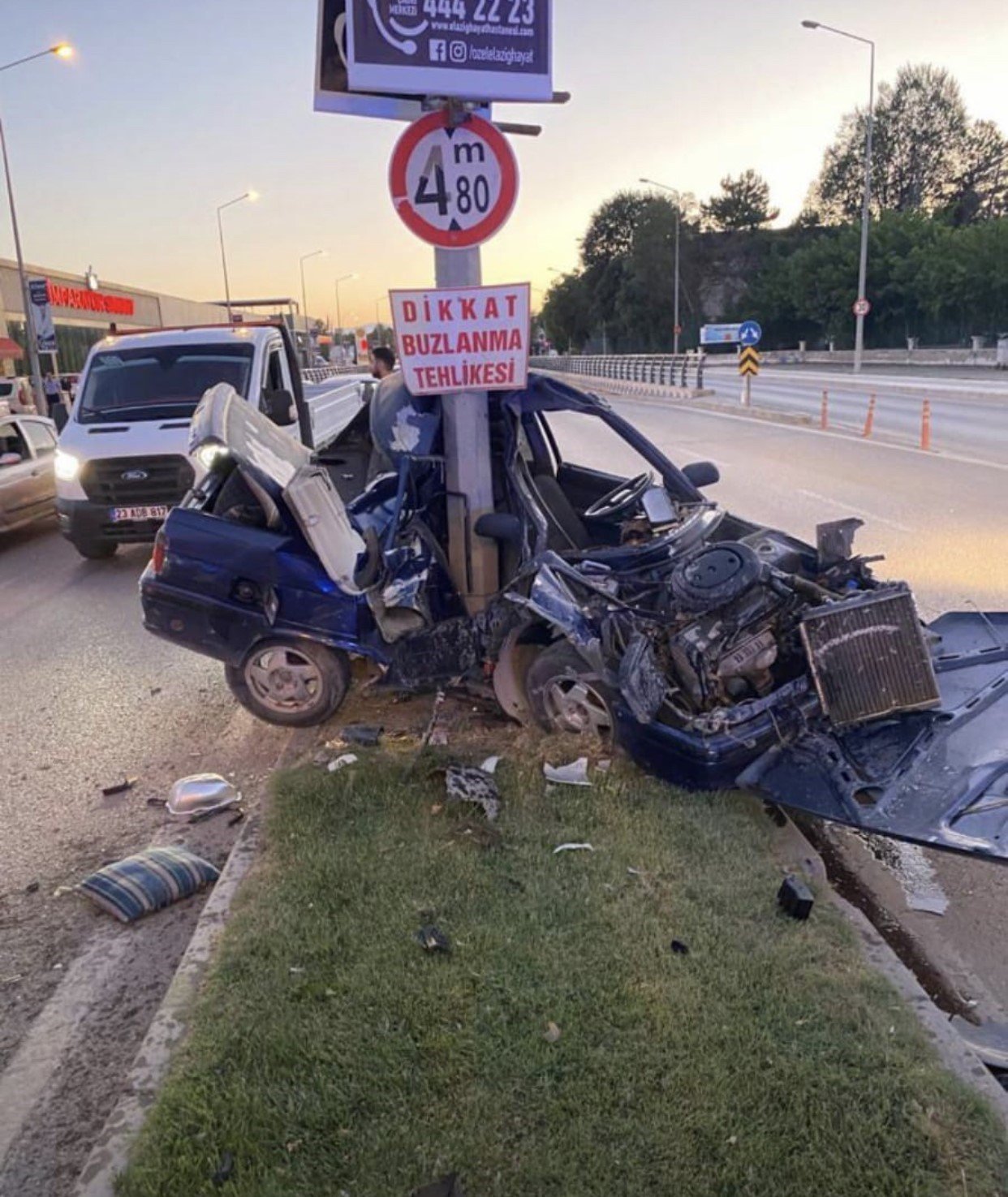 Hurdaya dönen araçtan sağ çıktı