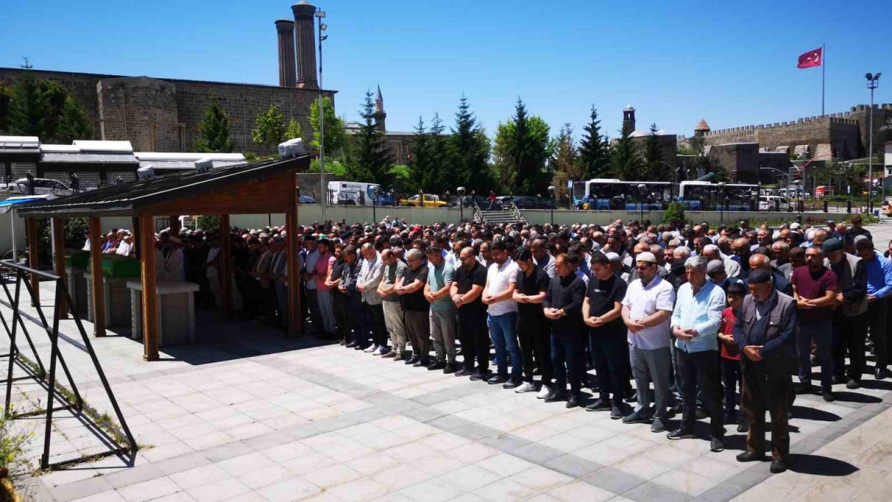 İş kazasında hayatını kaybeden Ahmet Doğukan gözyaşları arasında toprağa verildi