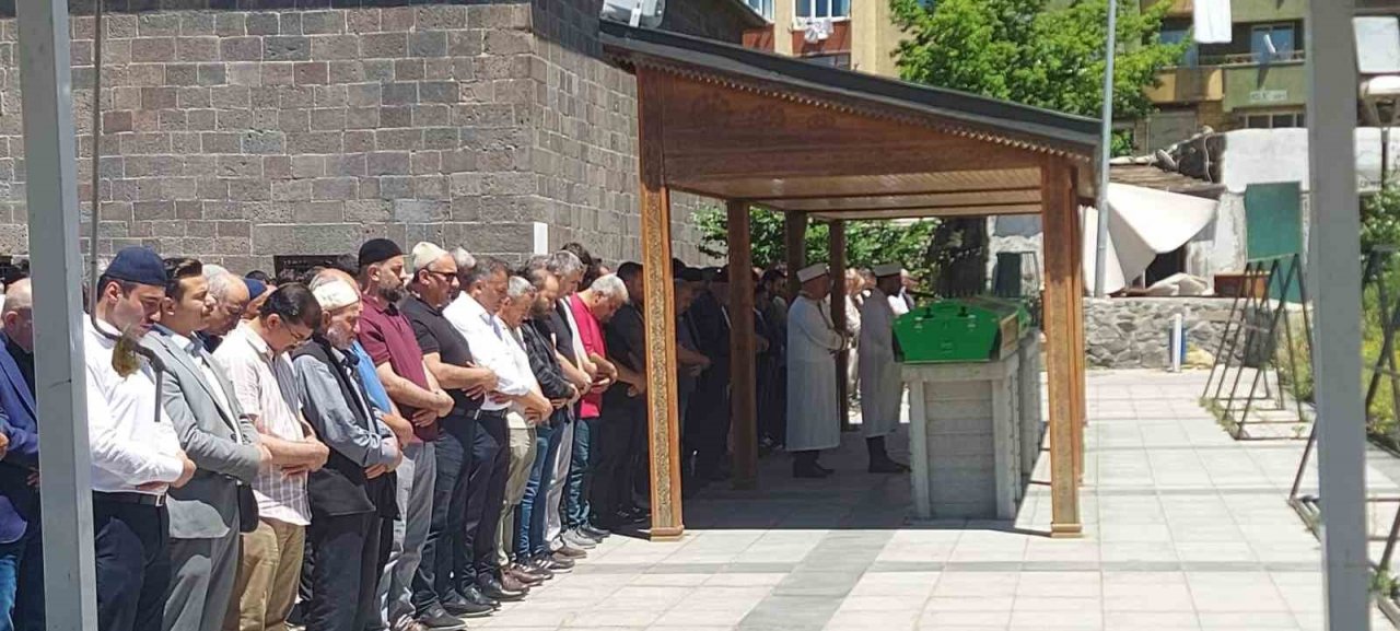 İş kazasında hayatını kaybeden Ahmet Doğukan gözyaşları arasında toprağa verildi