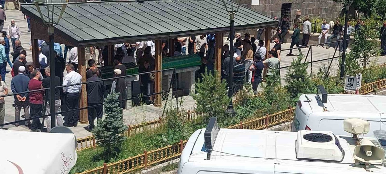 İş kazasında hayatını kaybeden Ahmet Doğukan gözyaşları arasında toprağa verildi