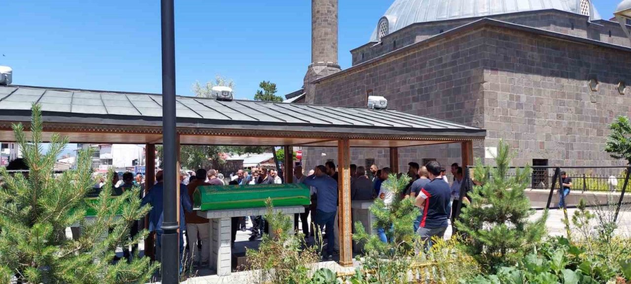 İş kazasında hayatını kaybeden Ahmet Doğukan gözyaşları arasında toprağa verildi