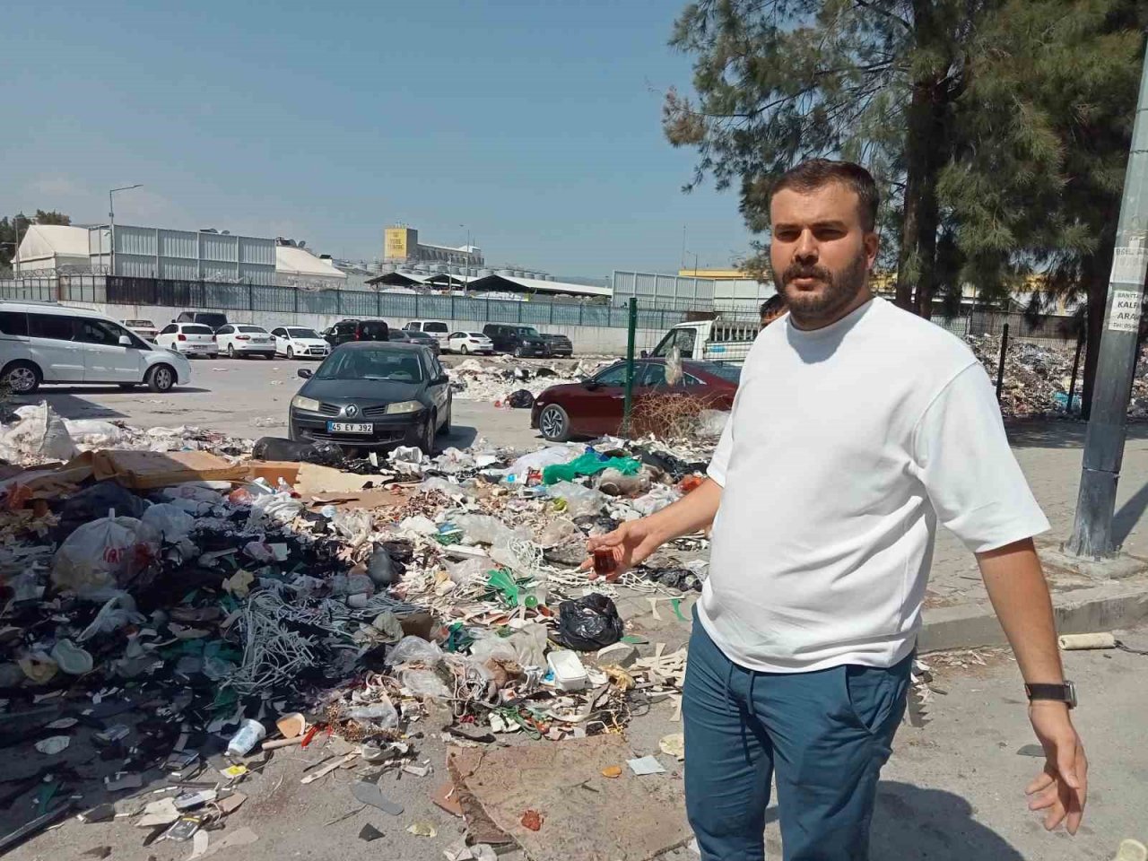 İzmir’in göbeğinde esnafı bezdiren çöp dağları: "Mikrop kapıp hasta olacağız"