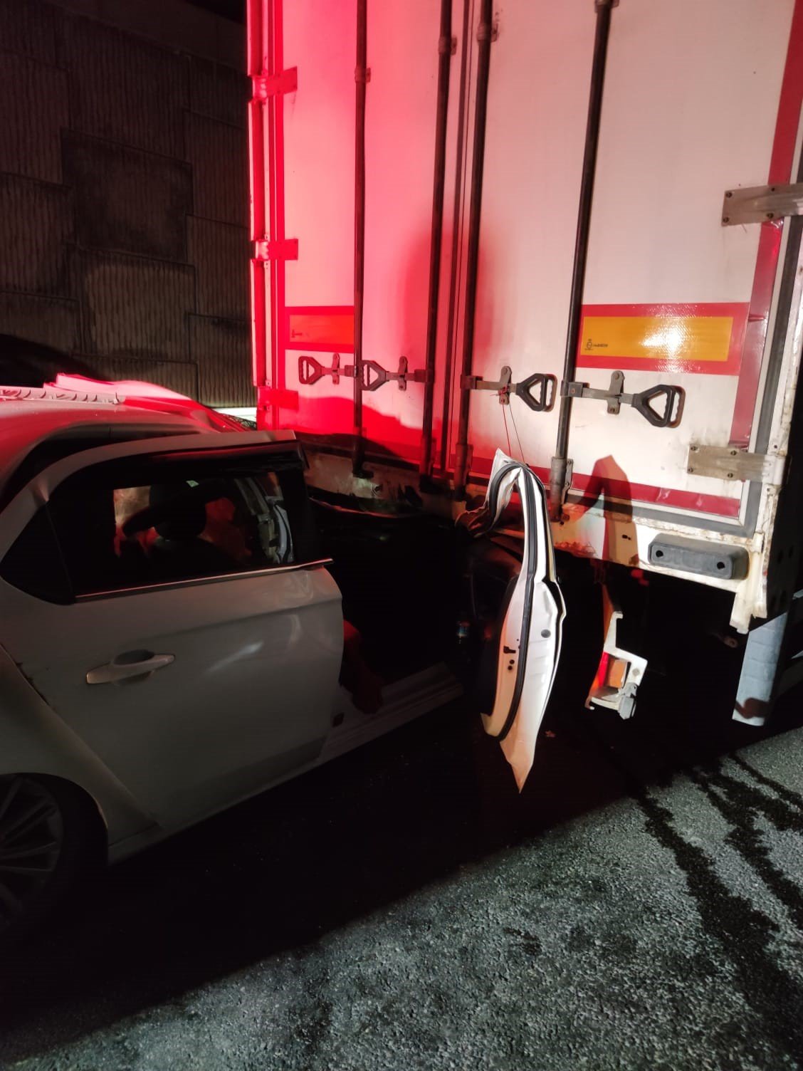 Feci kazada ağır yaralanan sürücü hayatını kaybetti