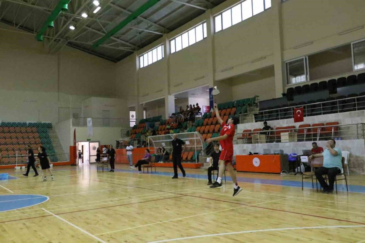 Badminton Analig Ege Grup müsabakaları Aydın’da başladı
