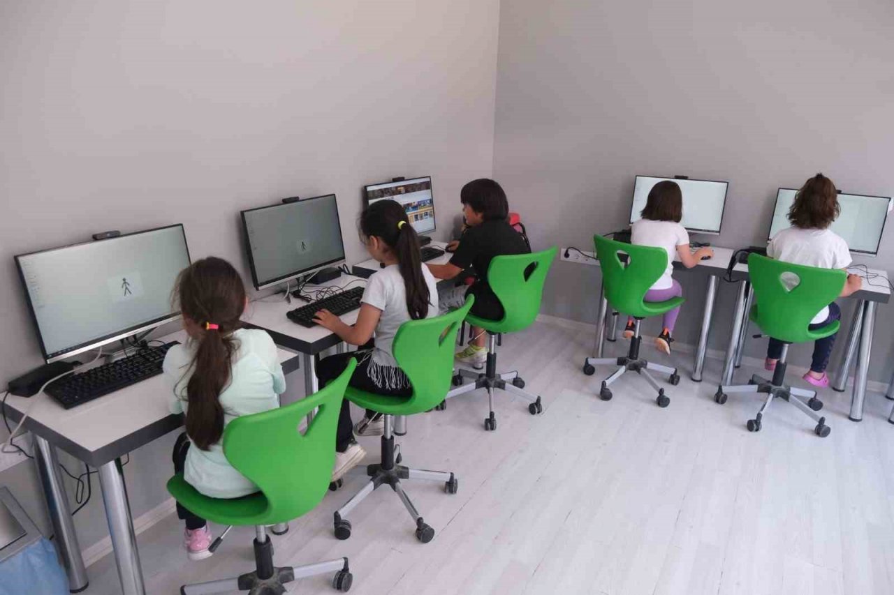 Giresun Belediyesi’nin Bilgi Evlerinde öğrenciler yeteneklerini keşfediyor