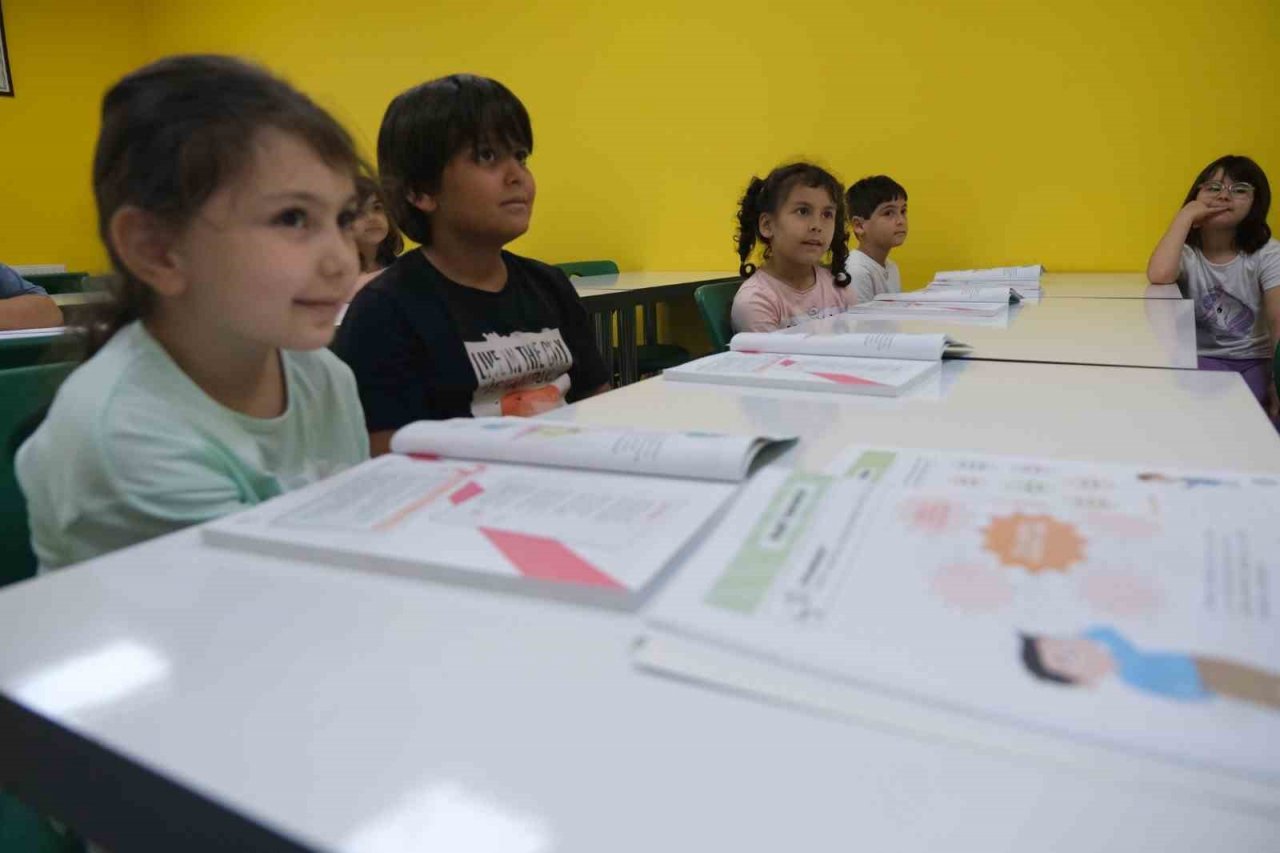 Giresun Belediyesi’nin Bilgi Evlerinde öğrenciler yeteneklerini keşfediyor