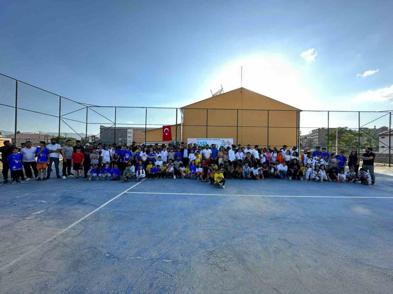 Yüksekova’da yaz spor okulları halaylarla başladı