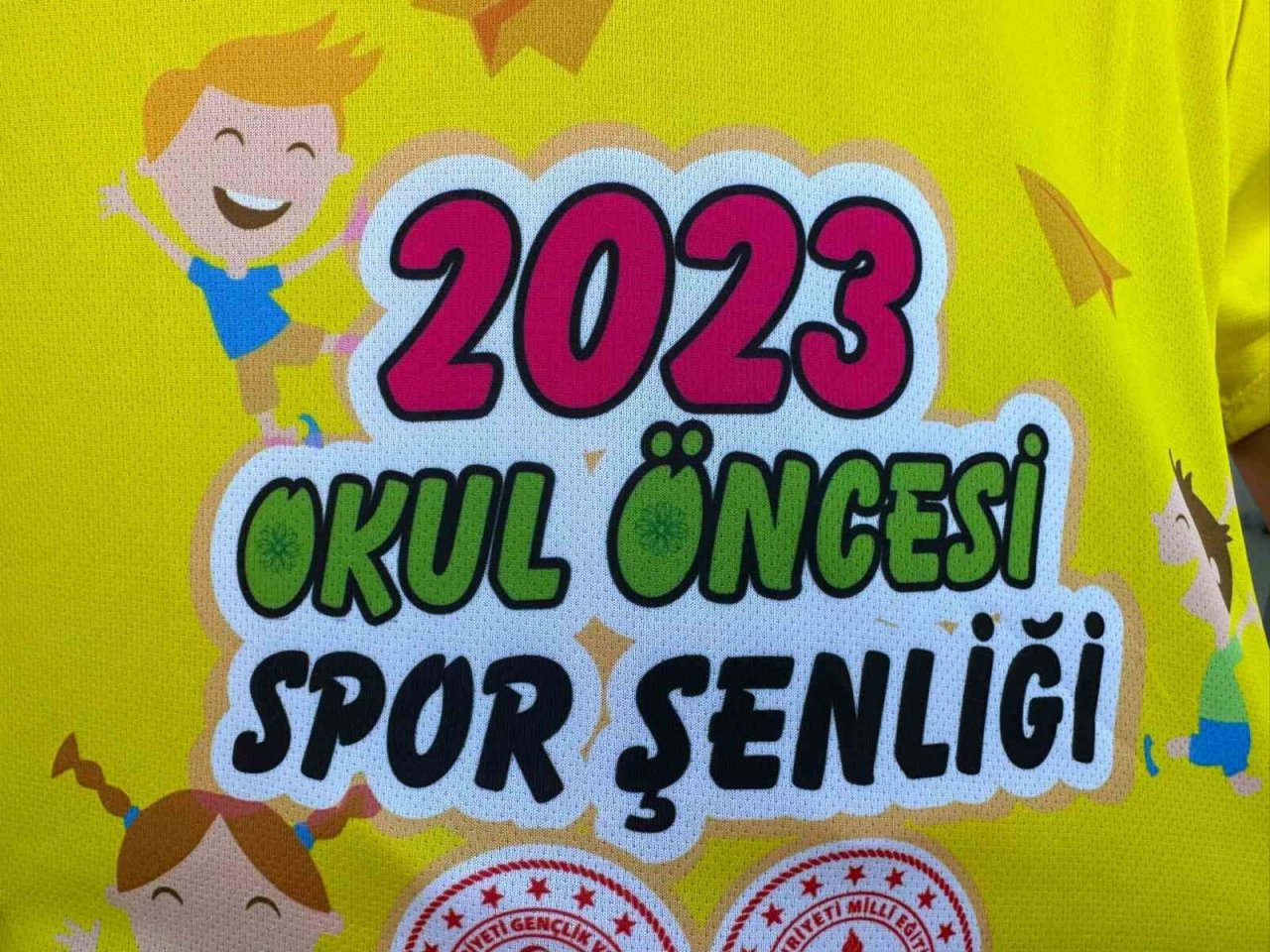 Yüksekova’da yaz spor okulları halaylarla başladı