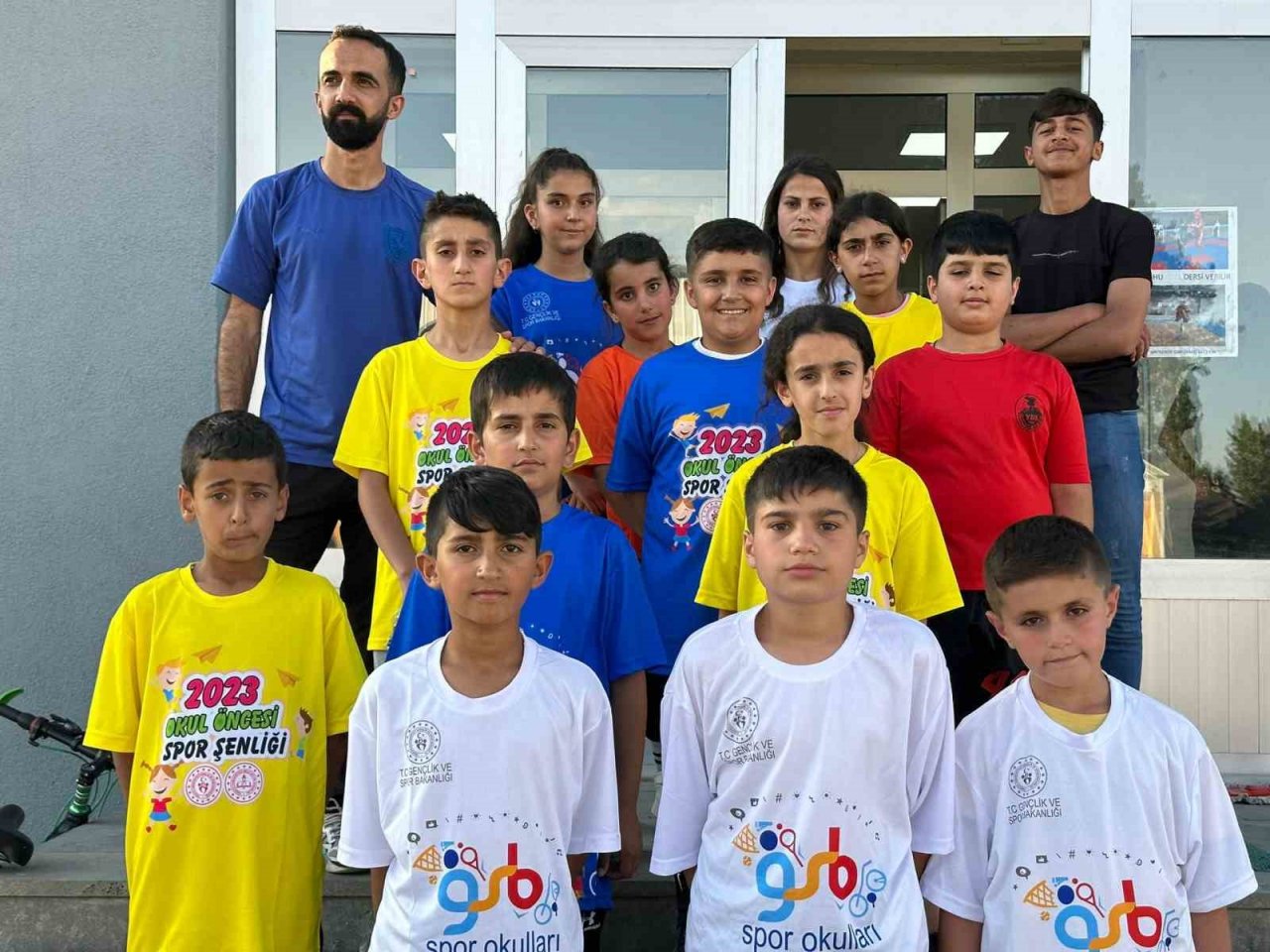 Yüksekova’da yaz spor okulları halaylarla başladı