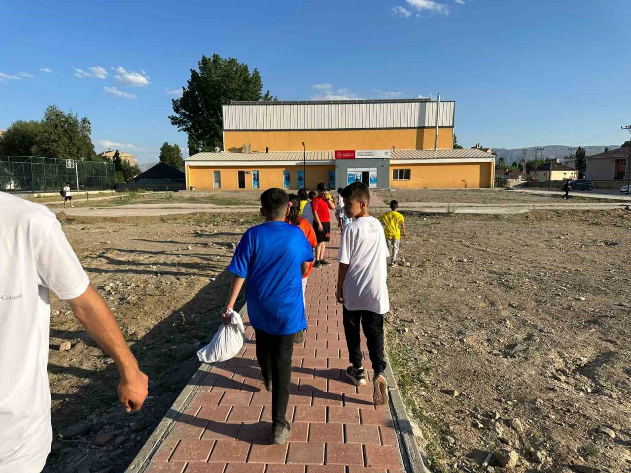 Yüksekova’da yaz spor okulları halaylarla başladı