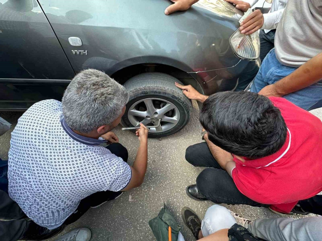İki defa girdiği araçta sıkışan yavru kedi kurtarıldı