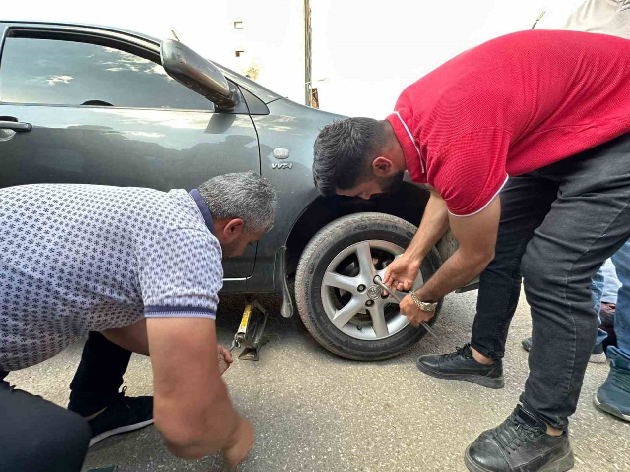 İki defa girdiği araçta sıkışan yavru kedi kurtarıldı