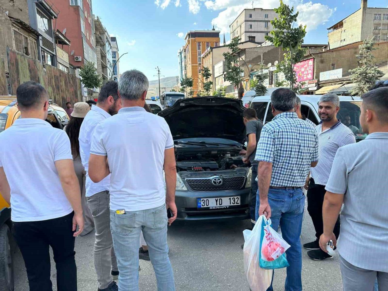 İki defa girdiği araçta sıkışan yavru kedi kurtarıldı