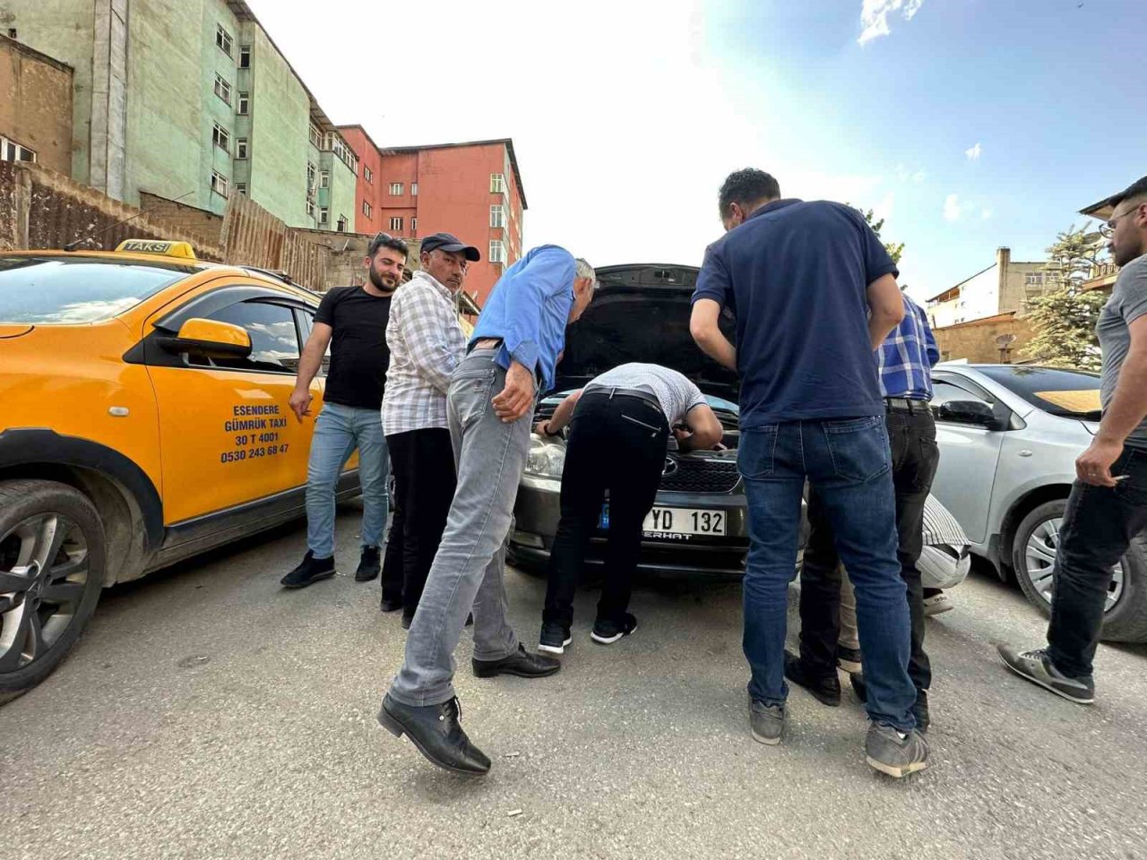 İki defa girdiği araçta sıkışan yavru kedi kurtarıldı