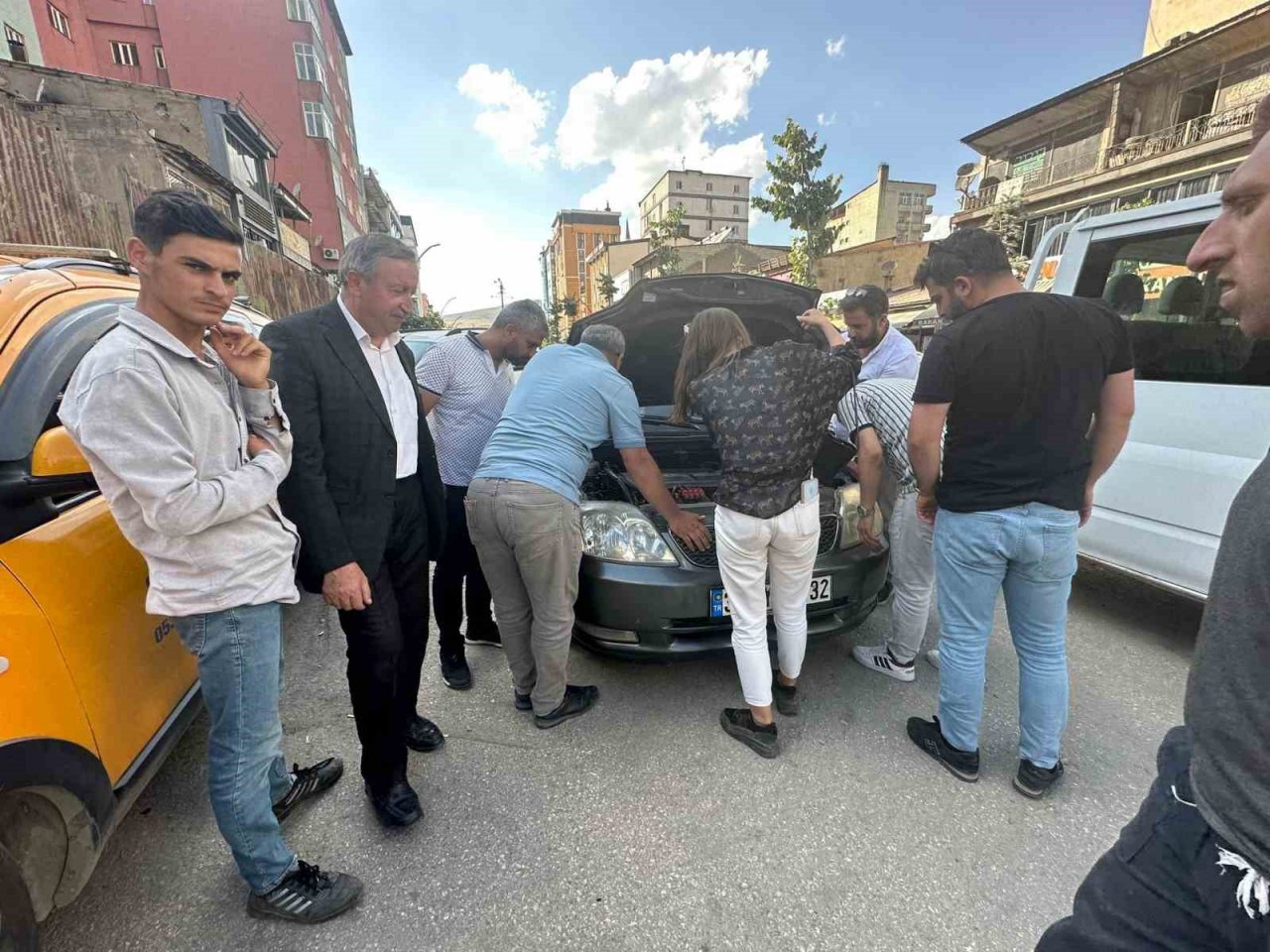 İki defa girdiği araçta sıkışan yavru kedi kurtarıldı