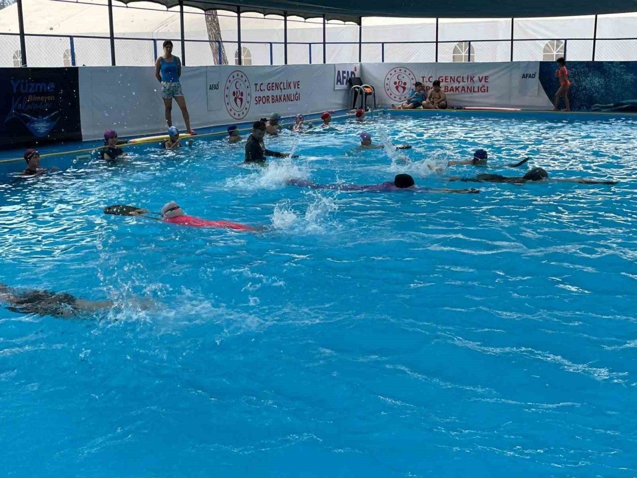 Konteyner kentte çocuklara yüzme öğretiliyor