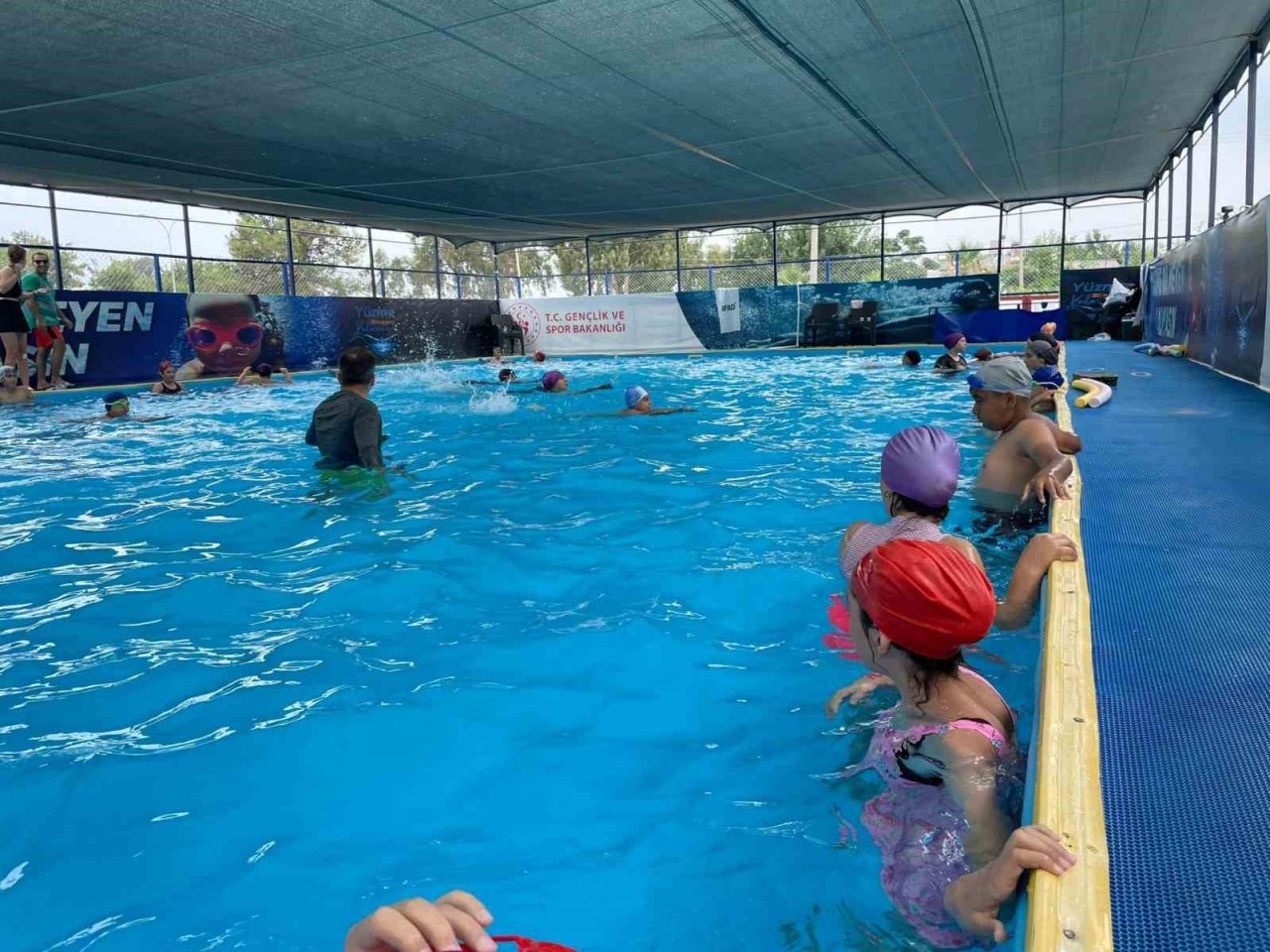 Konteyner kentte çocuklara yüzme öğretiliyor