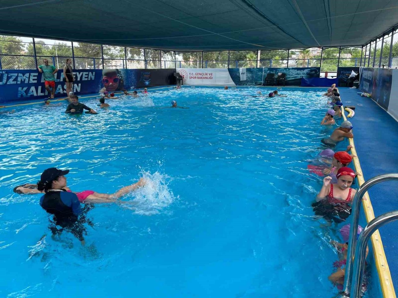Konteyner kentte çocuklara yüzme öğretiliyor