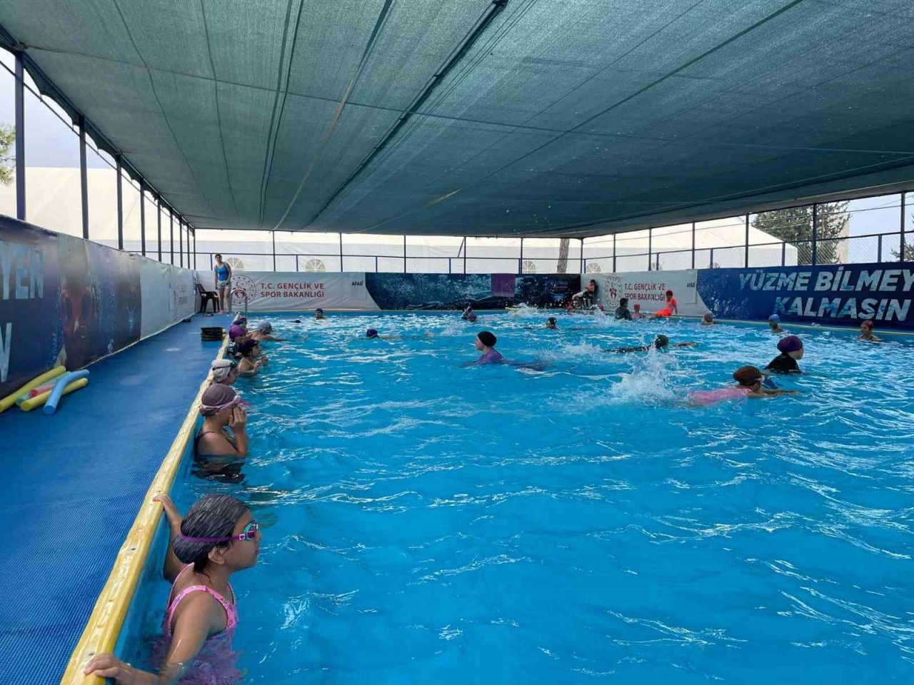 Konteyner kentte çocuklara yüzme öğretiliyor