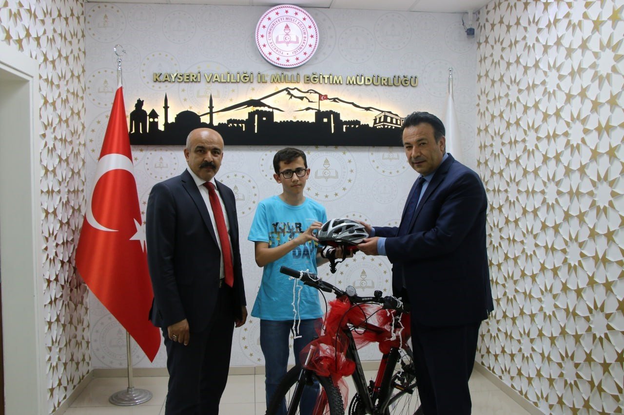 Karaköse başarılı öğrenciyi ödüllendirdi