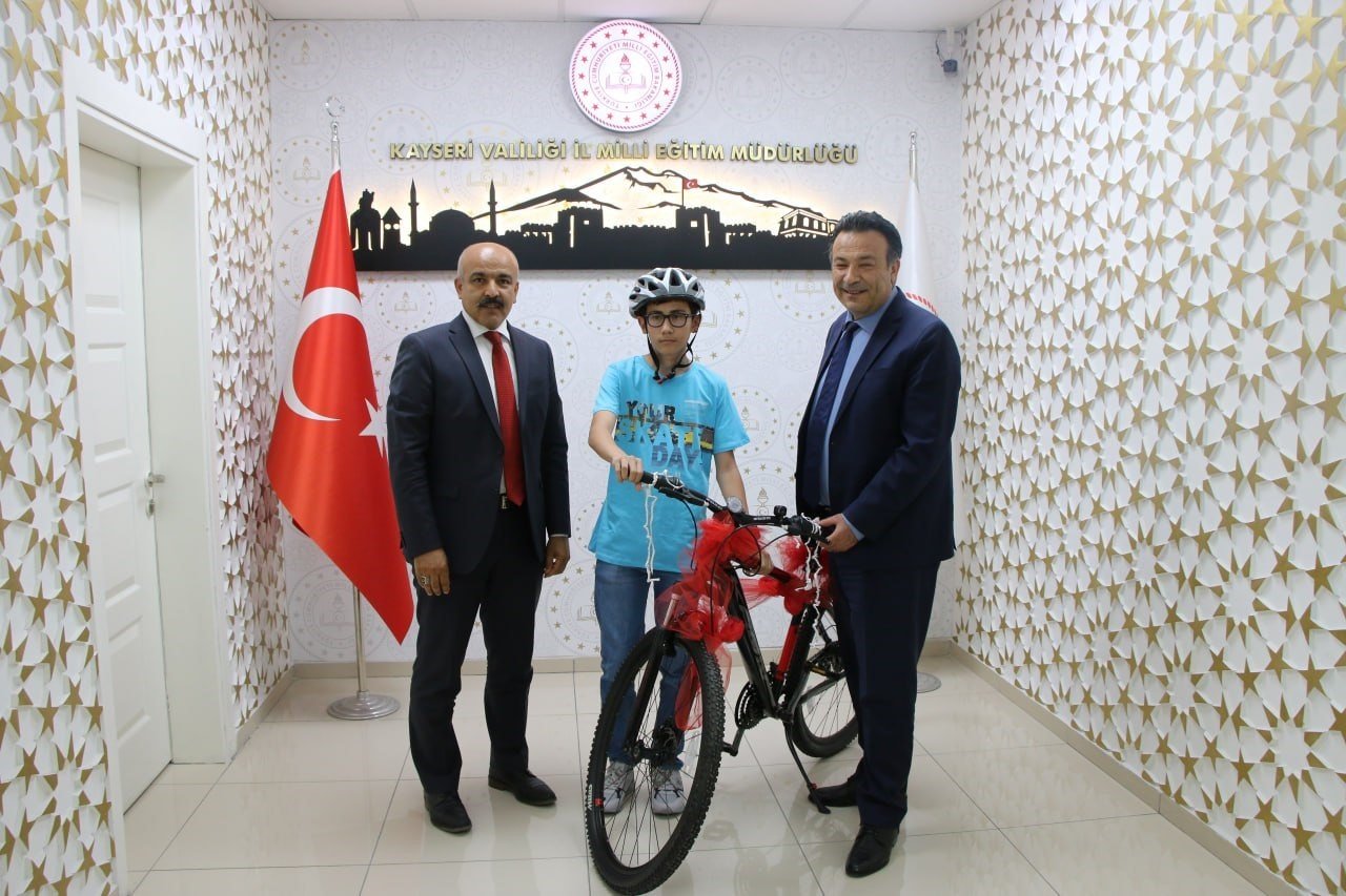 Karaköse başarılı öğrenciyi ödüllendirdi