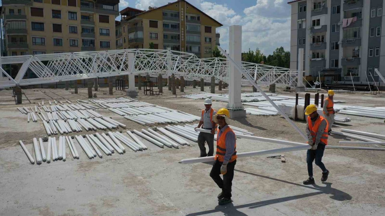 Davraz Çarşamba Kapalı Pazaryerinin uzay çatı montajı devam ediyor