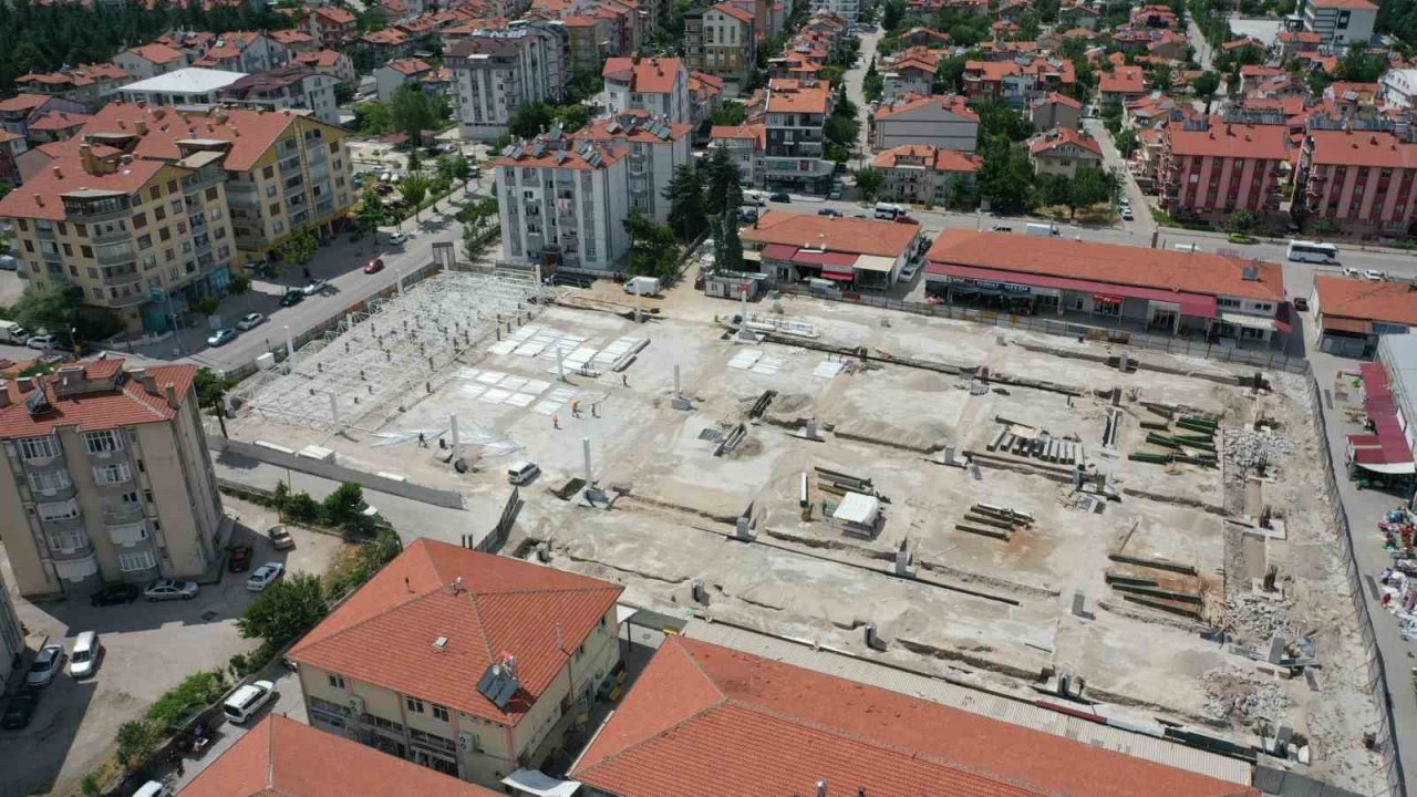 Davraz Çarşamba Kapalı Pazaryerinin uzay çatı montajı devam ediyor