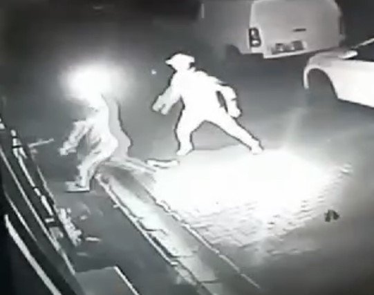 İstanbul’da kuaföre molotoflu saldırı kamerada