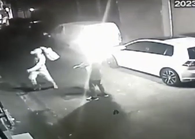 İstanbul’da kuaföre molotoflu saldırı kamerada