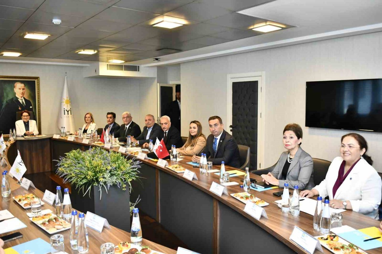 İYİ Parti lideri Akşener Başkanlık Divanı üyeleriyle bir araya geldi