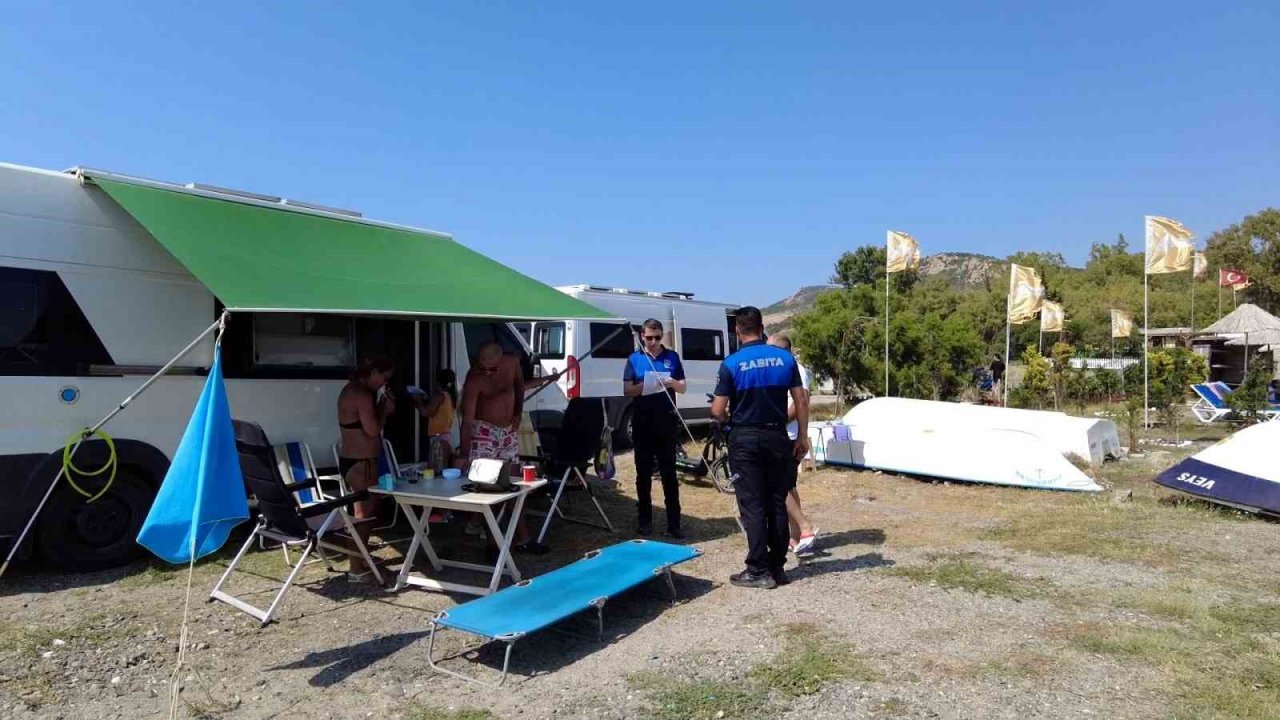 Belediye yolu beton blokla kapattı, karavancılar mahsur kaldı