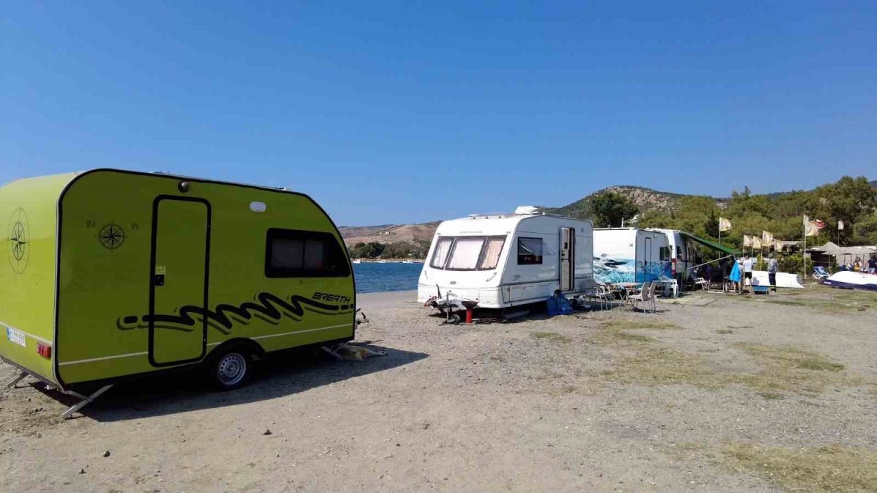 Belediye yolu beton blokla kapattı, karavancılar mahsur kaldı